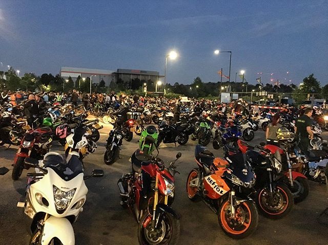 Friday night at @acecafelondon_official 🏍🏍🏍
...noisy and tyre burned smell... 🤪
Happy tyre shops! 😂
#ironheads #ironheadsmotorcycles #acecafelondon #ironheadslondon