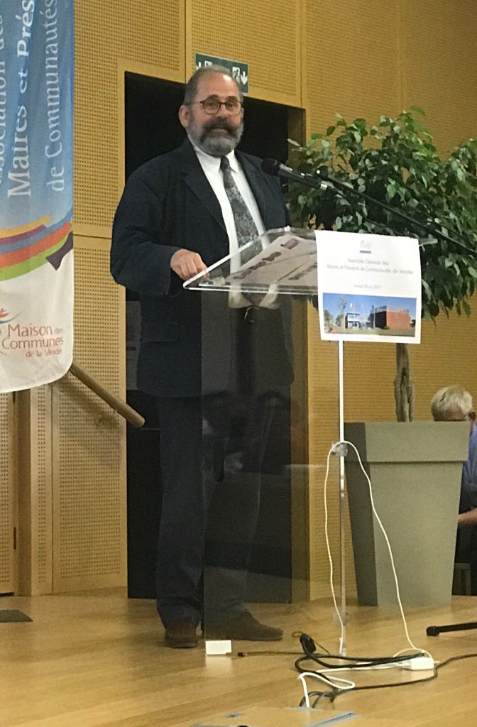 MauricePerrion's tweet photo. Échanges intéressants à l’AG de l’association des #Maires et Présidents de #Communautés de #Vendée, qui agit au quotidien auprès des élus locaux ds l’exercice de leurs fonctions. #AMPCV https://t.co/gEDmC2V5lj