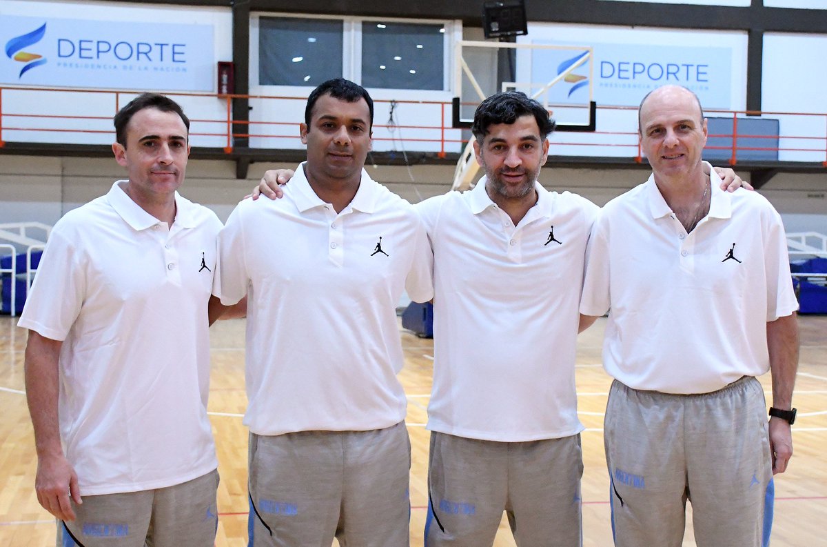 maxiseig's tweet photo. Estar en un MUNDIAL #FIBAU19 es algo indescriptible, es una responsabilidad muy linda, que te llena de orgullo, es unico. Agradecido a todos entrenadores formativos del pais, por el apoyo y por buscar que el basquet argentino siga creciendo. Vamos @cabboficial FOTO: @mfigueras70 https://t.co/narGASLyN9