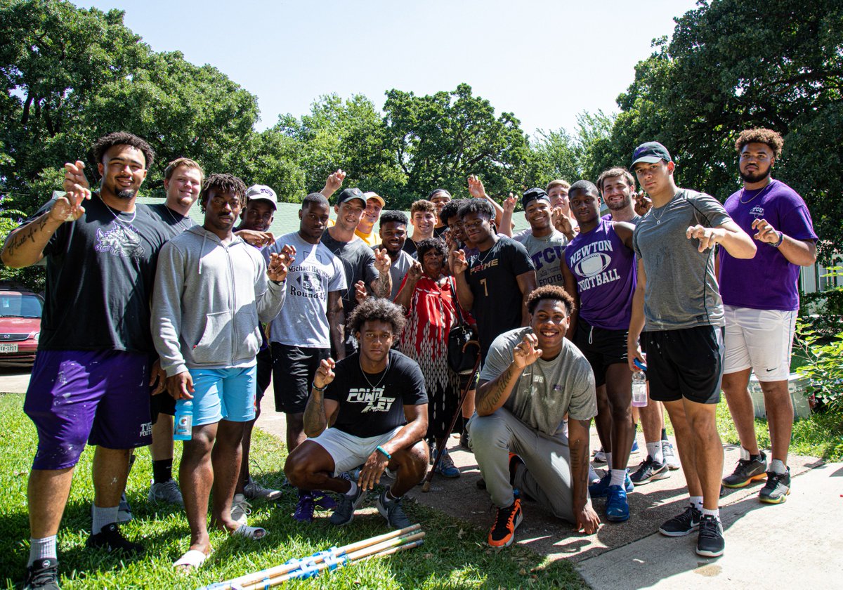 When they're not grinding in the weight room or the classroom, they're working in the community! Our rookies spent an awesome morning working with <a href="/Habitat_org/">Habitat for Humanity</a>. <a href="/TCU_SADev/">TCU SA Development</a> #FrogFam