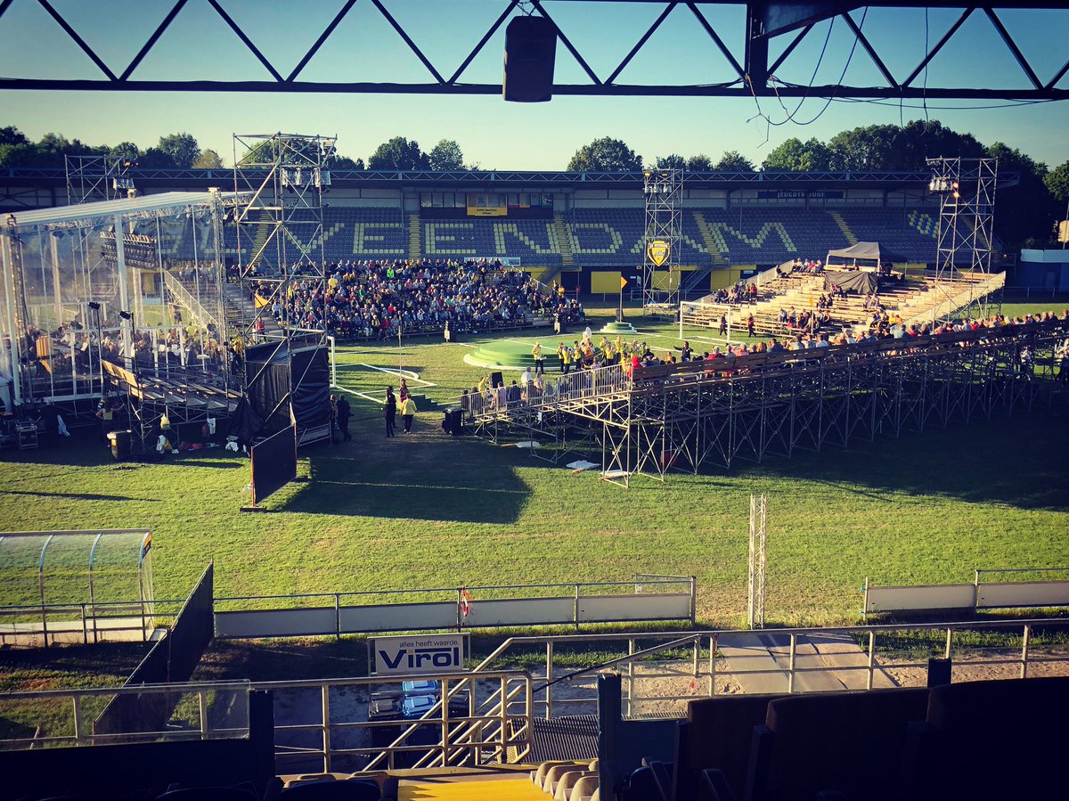 Voetbal en opera komen vanavond samen in de Langeleegte in Veendam. Wat een feestje! De premiere van de Veendammer Wind! <a href="/voetbalopera/">Voetbalopera</a> #voetbalopera