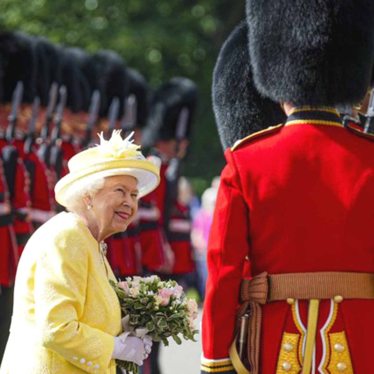 @ArmyScotland @scots_guards @SCOTSband @AlastairBruce_ @RoyalFamily @ArmyInLondon @Householddiv @ArmyComd51X @edingar @EdinburghMajor @BFBSScotland @BritishArmy 🙂 What a beautiful photo! Elegant Queen! I love this smile 💛👑