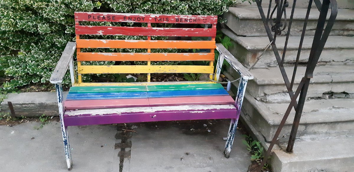 DilettanteDiana's tweet image. Love the Christie Pits neighborhood spirit. Home has community bench by a bus stop. #christiepits #sitto