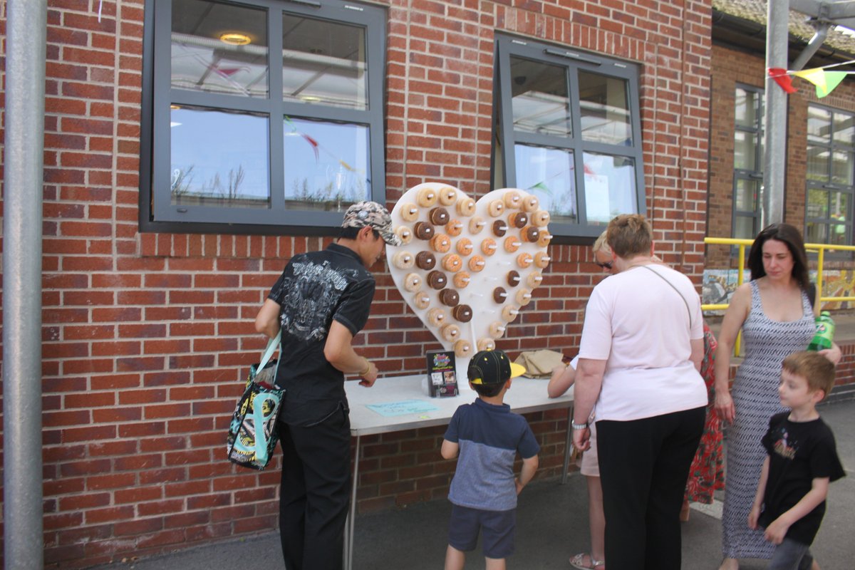 FrisInf's tweet image. All the fun of the fair @FrisInf @FrjsJun huge thanks to our PTA and Friends of FRJS