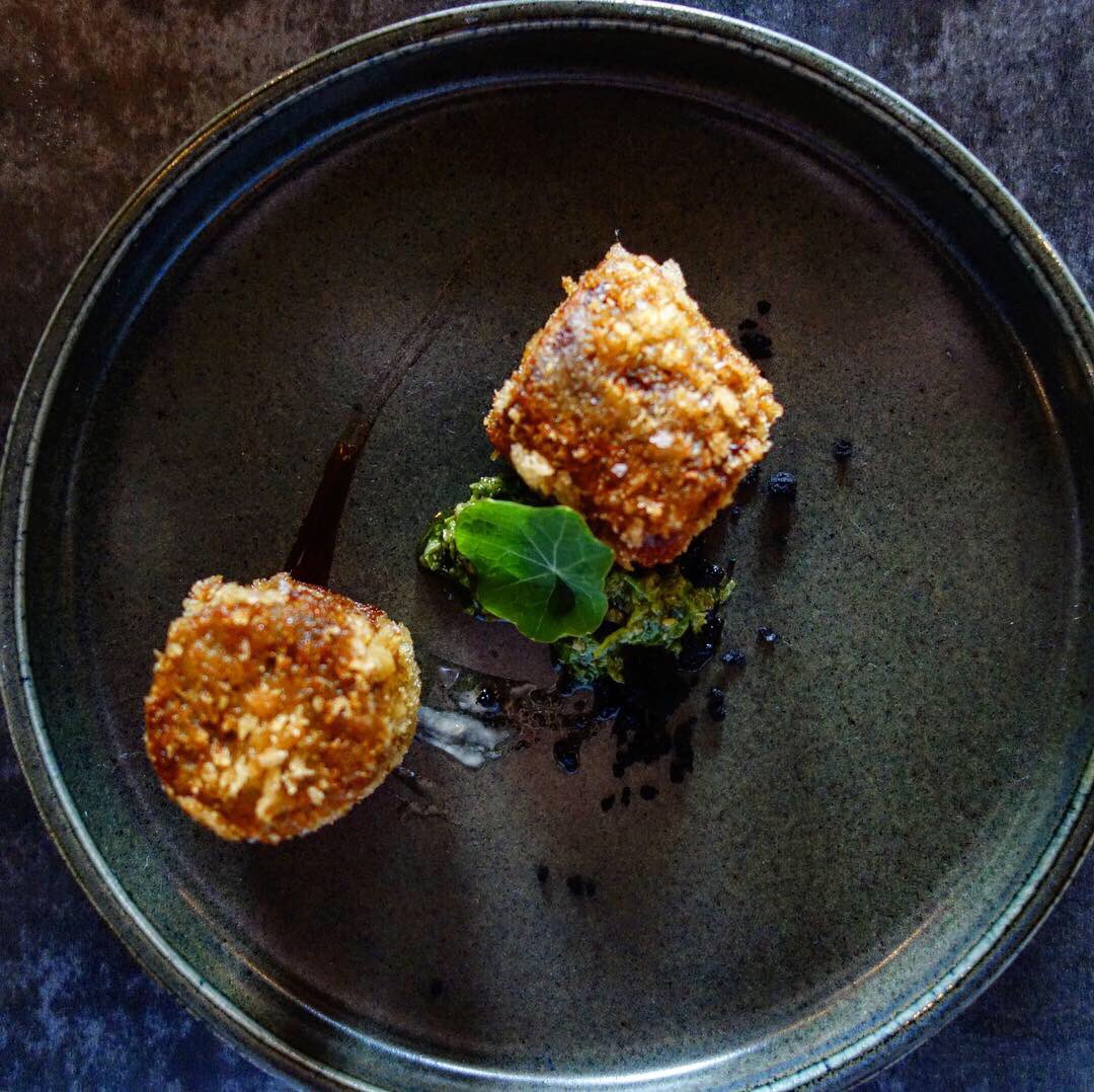 It was an honour and pleasure to be invited to The Brewers in Rattlesden for the launch of the new tasting menu, as well as their gorgeous new upstairs private dining room. 

Talented chef Dan Russell treated us to an 8 course extravaganza and every course was a winner! 🤤🍽