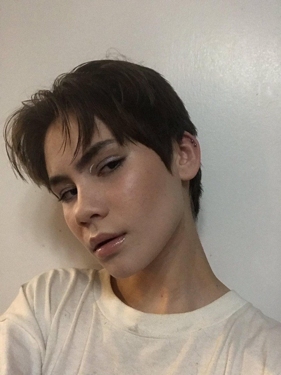 ianaIexander's tweet image. pretty boy in the 90s energy today 🥰