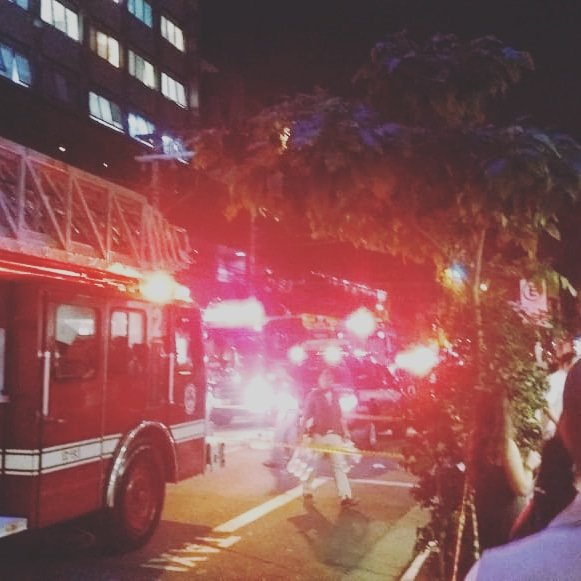 FoxSimBr's tweet image. Agora mesmo, essa noite, era para a #FoxTraduçõesTécnicas estar em #interpretaçãosimultânea  no #HCOR, mas não pudemos subir: prédio em chamas!🔥 Esperamos que todos os funcionários e pacientes estejam bem a salvo. 
A tradução espera. 
#HCOR #Incêndio 🏥🙏🧡