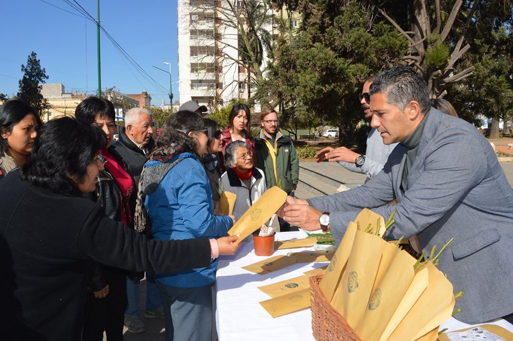 gastonggalindez's tweet photo. ✔ Hoy compartimos con vecinas y vecinos un pedacito del jardín de la ciudad para que puedan plantar en sus viviendas.🌱⚘
✔Entregamos  2 mil gajos de la poda de rosales de plaza Güemes 🌷
Desde @AmbienteMuni en la gestión del Intendente @GustavoSaenzOK mejoramos la #Ciudad https://t.co/2Ofd2bGsHy