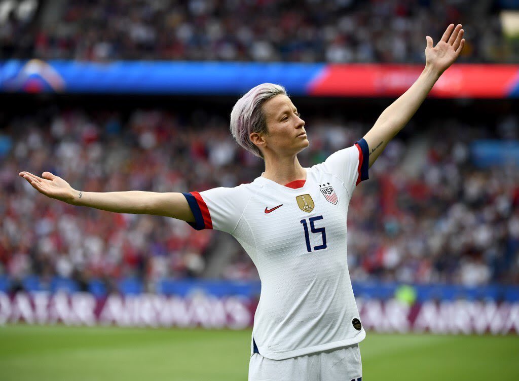eltonserra's tweet photo. Megan Rapinoe, 34, é uma das melhores jogadoras do mundo. Homossexual e ativista, já declarou ser um “protesto ambulante”. Não irá até a Casa Branca se for campeã, por achar Donald Trump sexista, misógino e racista.

Rapinoe e os EUA estão na semi da #FIFAWFC. Dois gols da craque https://t.co/DzzgFivbhf