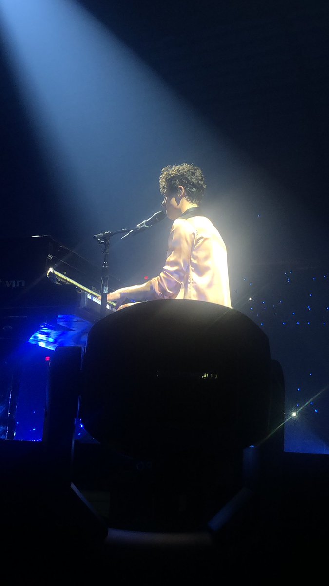 nhlmendes's tweet photo. WE MANIFESTED THAT SHIT RETWEET FOR GOOD LUCK #ShawnMendesTheTourChicago https://t.co/DqLKrvvAhk