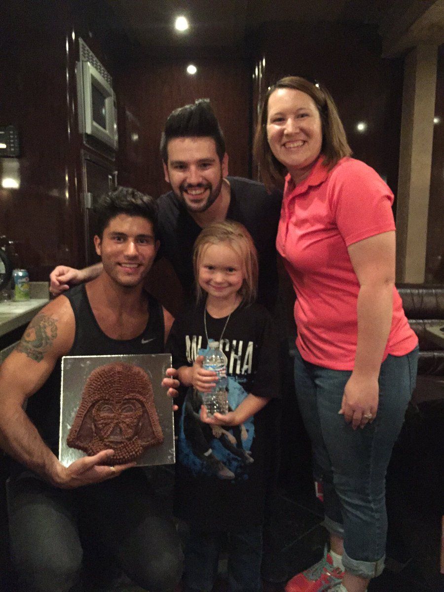 jbbailey1021's tweet photo. Mackenzie first met @DanAndShay when she was 4 years old 💙 For most, love for an artist comes + goes with a song or time.

She just turned 10! Her love has only grown for these two!

Thank you Dan + Shay for the many Mac smiles

#DasherForLife #ColoradoBeautiful #StopDropandRoll https://t.co/XQd4smgdjF