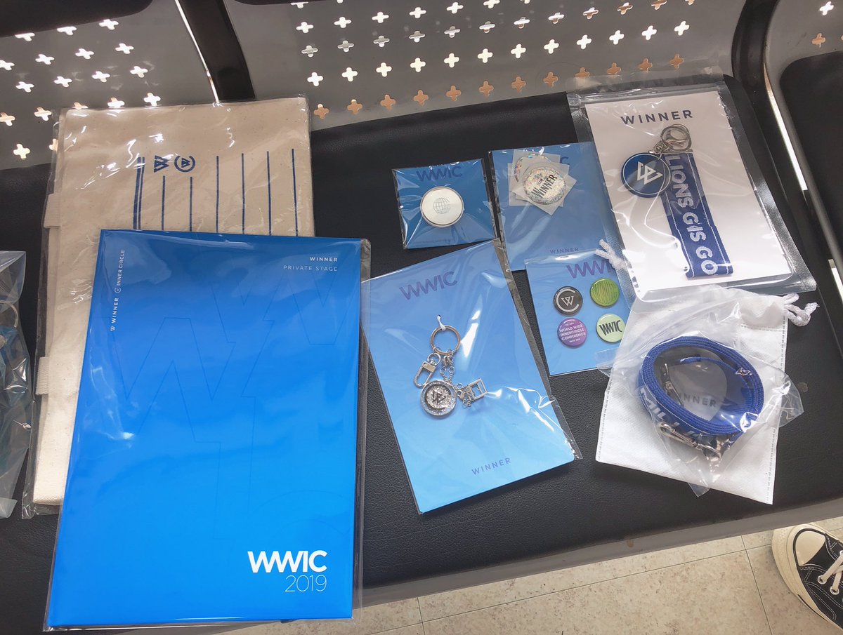 mj__2617's tweet photo. グッズ👧🏻💙💙💙💙

無事に買えてよかった💙💙💙💙

#WWIC2019 #위너
#private_stage 
#YOON #JINU #HOONY #MINO
#김진우 #이승훈 #송민호 #강승윤 https://t.co/zvViHTLRU1