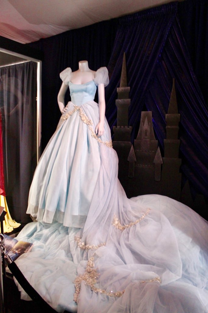 𝐶𝑖𝑛𝑑𝑒𝑟𝑒𝑙𝑙𝑎 𝐺𝑜𝑤𝑛 𝑤𝑜𝑟𝑛 𝑏𝑦 𝑆𝑐𝑎𝑟𝑙𝑒𝑡𝑡 𝐽𝑜ℎ𝑎𝑛𝑠𝑜𝑛 🦋↶ ..