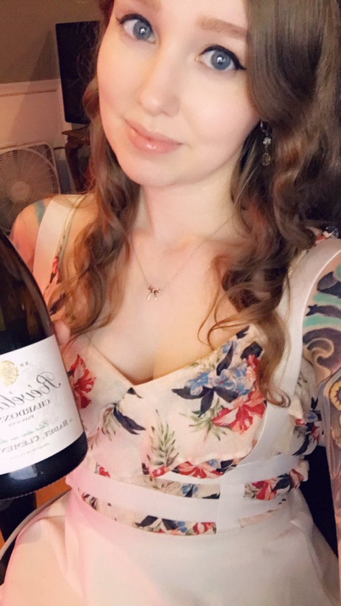 aurikanmfc's tweet photo. Hopping on for some 🍷 &amp; chill. Link in bio 🥰 https://t.co/hLwexJy7K7