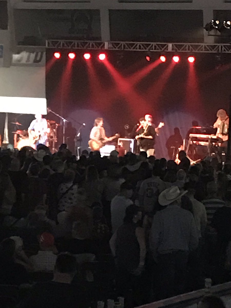Nitty Gritty just raised the roof off the @InnovationCU I-Plex while “Fishin in th Dark “. #frontierdays #swiftcurrent