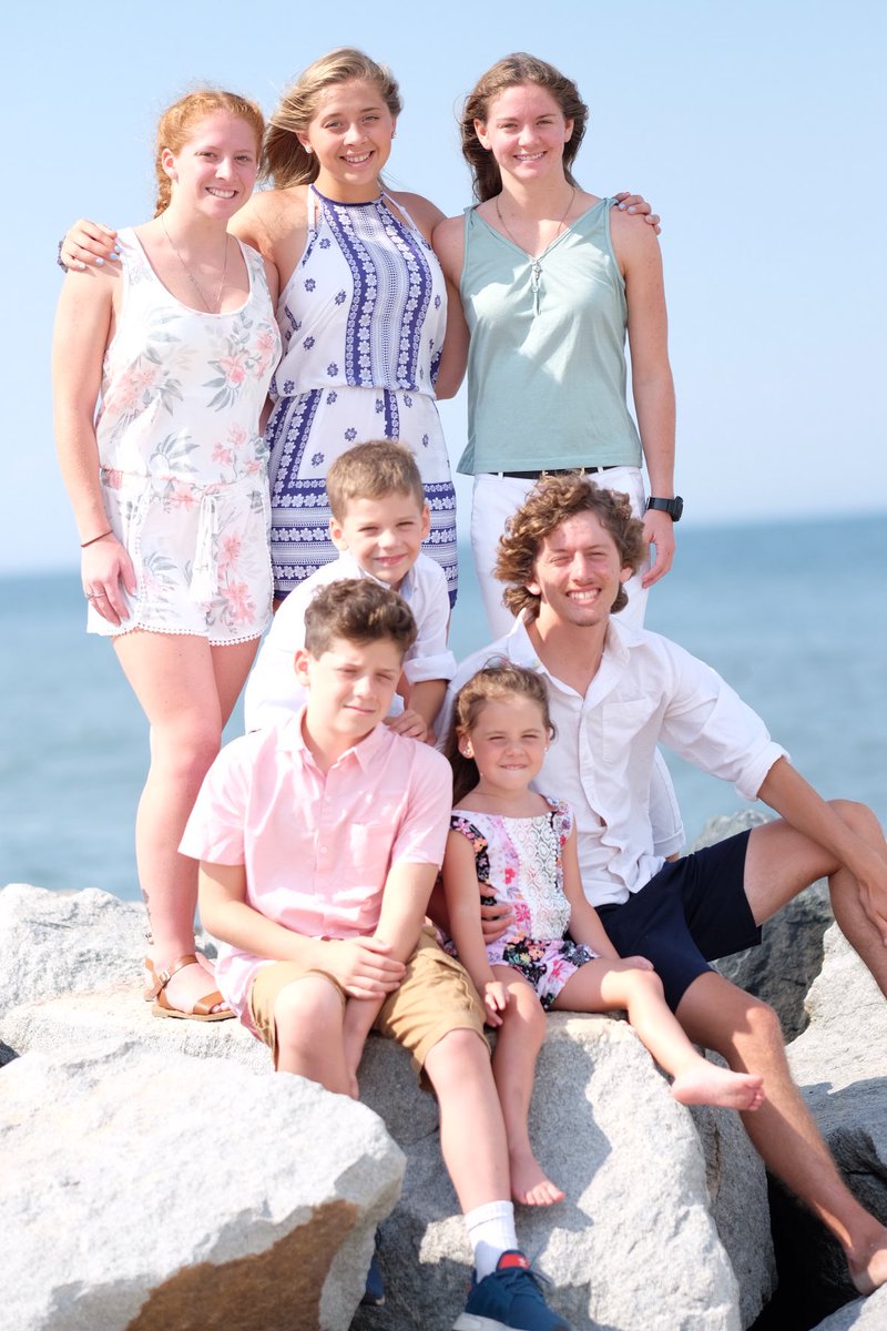 emilyperry_3's tweet photo. so thankful for my beautiful family💛 #annualbeachpics #looknsmile https://t.co/fj9ncUhttr