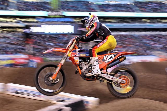 J3photo2's tweet photo. Mitchell Falk.
〰️〰️〰️〰️〰️〰️〰️〰️〰️
@mfalk123 @tld_moto #tld #troyleedesigns #metlifestadium #dropthegate #supercross #supercrosslive #newjersey #promotocross  @ktmusa @ktmfactoryracing #ktm #ktmracing #actionsports #sportsphotography #extremesports #motoc… https://t.co/jkY0FyHWY0 https://t.co/4JTrKUvDAx