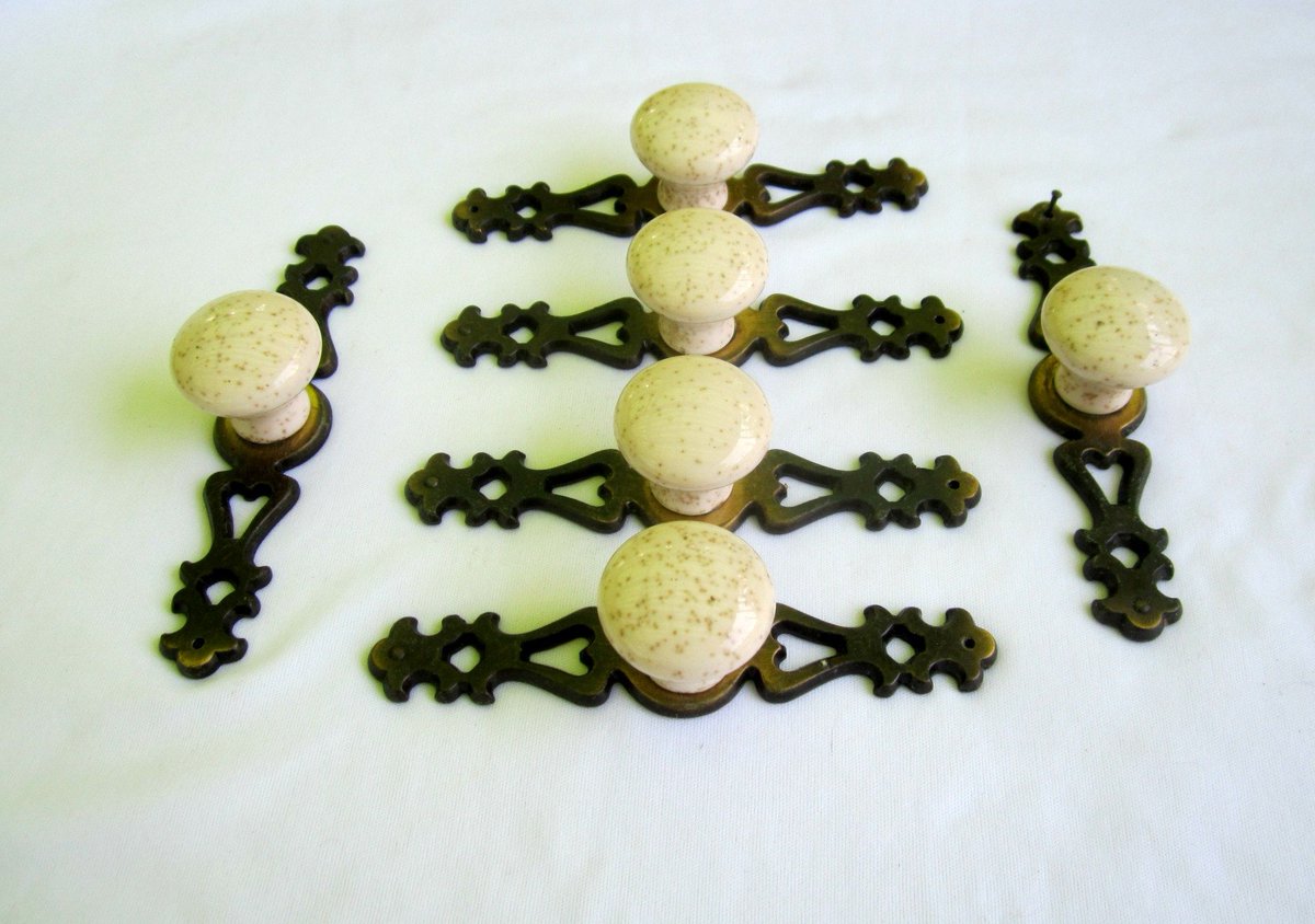 GOSHENPICKERS's tweet image. Dresser Knobs Restoration Projects DIY Drawer Handles Ceramic Brass Vintage Pulls Set of 6 Renovation #vintageknobs #diydresser #vintagedrawer etsy.me/2xhflpF