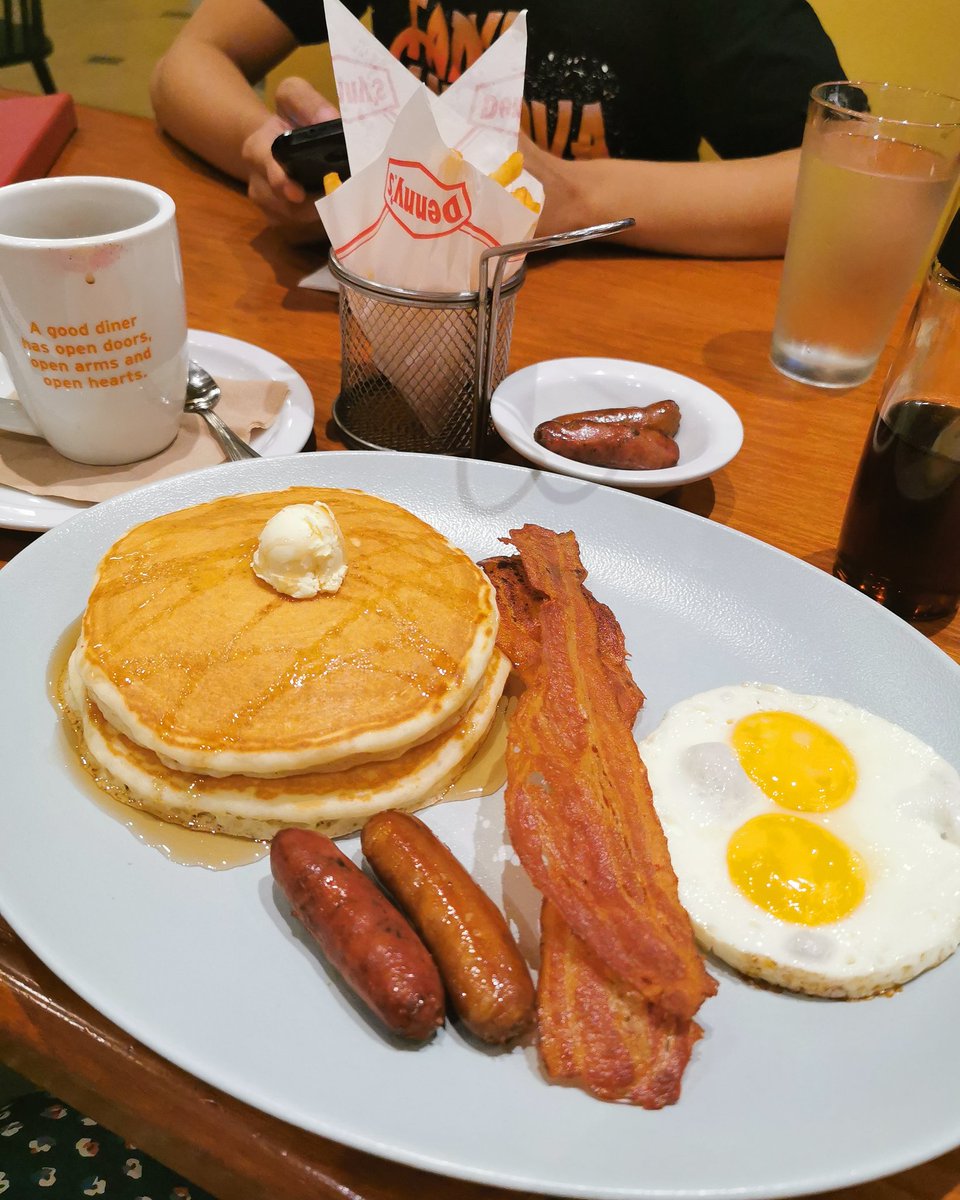 camsiedoodledoo's tweet photo. After struggling to survive with 2 hours of sleep, waiting n hours trying to get a hold of ANY ride, and being soaked by the Friday downpour...

I have binged. 

This was supposed to be a food review, but naah. Too tired. HAHA. 😂👏🥞🥓🍳

#CAMSAndEatWithMe
#FridayBrekkieBinge https://t.co/4z6IgwtFd7