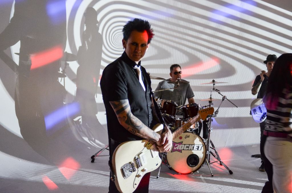 thebandrocket's tweet photo. Eric's up to something...
#RocketPeeps #NoDoubt #TheKills #KROQ #JackFM #IHeartRadio #SiriusXMU #SiriusXM #rockettothestars #poppunk #altrock #musicvideo https://t.co/AZIdpiMKCj