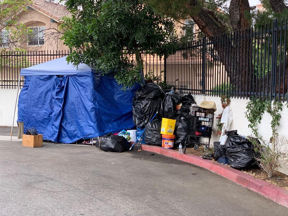 lucybell1918's tweet image. Why pay rent when you can set up a tent on private property of a business and enjoy the view of those paying top dollar ?  There is a drug store ,fast food, a dollar store and other amenities all within walking distance . #CaliforniaFail SFV competing with SF and SkidRow