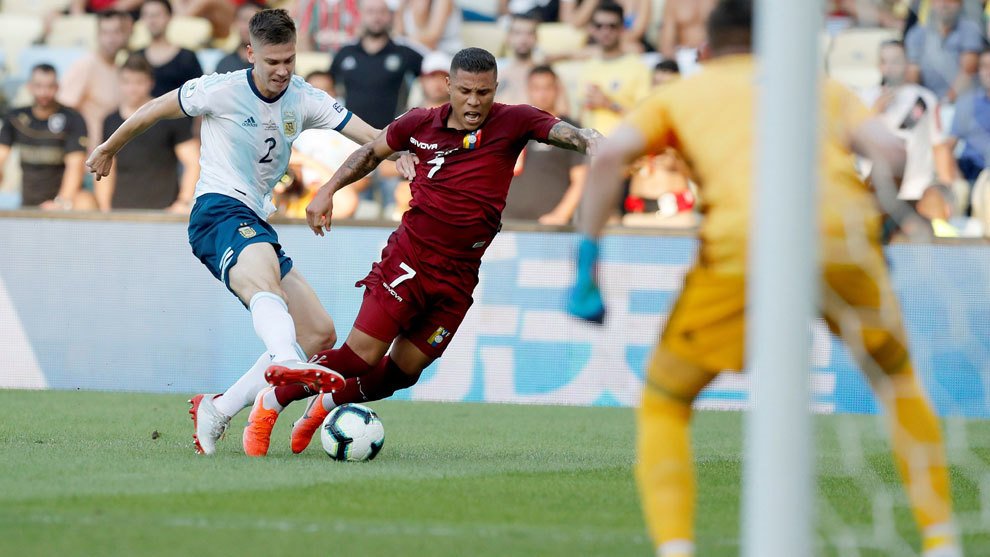 Darwin Machis, ante Juan Foyth durante el Argentina-Venezuela.