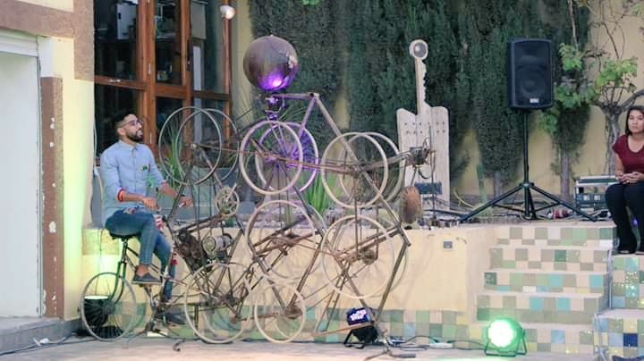 AssallamiK's tweet photo. Plusieurs vélos en un, des engrenages, une horloge et une planète terre. Tous ces éléments tournent grâce aux efforts de ce jeune qui pédale et génére l'énergie pour illuminé la planète.
Je vous invité à venir interagir avec cette installation! Venez la voir à #Connect_Institute https://t.co/9Nn7UyNnM8