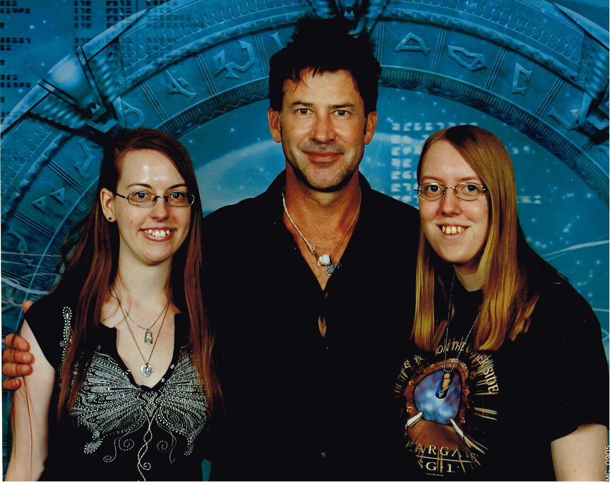 #PhotoOpFriday is a thing, apparently? So how about my first ever photo ops? With anyone ever. 2013, I attended my first con ever--<a href="/CreationEnt/">Creation Entertainment</a> con in Rosemont--and got a photo with <a href="/JoeFlanigan/">Joe Flanigan</a> and a photo with <a href="/dhewlett/">David "Stargate Genius Leader" Hewlett</a> #Stargate I get photos with them every time 😄