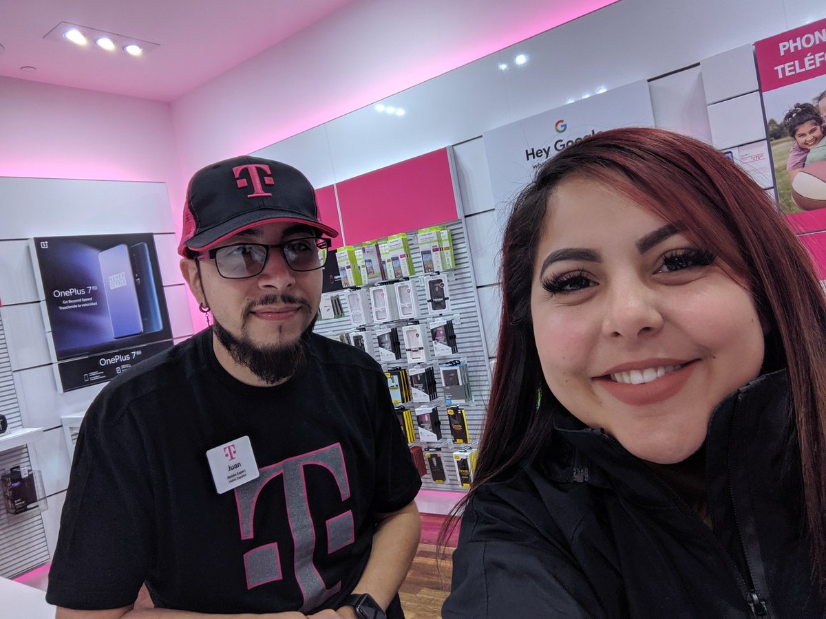 cyngenta's tweet photo. Fun in another store! #teammagenta #westisbest 🤑♥️ https://t.co/xwzhvsBuYL