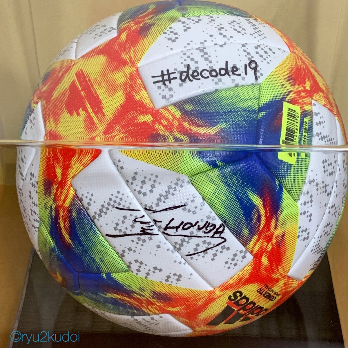 ryu2kudoi's tweet image. マイクロソフトのセミナー de:code 2019のエバンジェリスト 西脇さんのセッションで頂いた、特別ゲストの本田圭佑さん直筆サインボールは、専用のケースに入れて飾っているよ！ 

businessinsider.jp/post-191973

#decode19