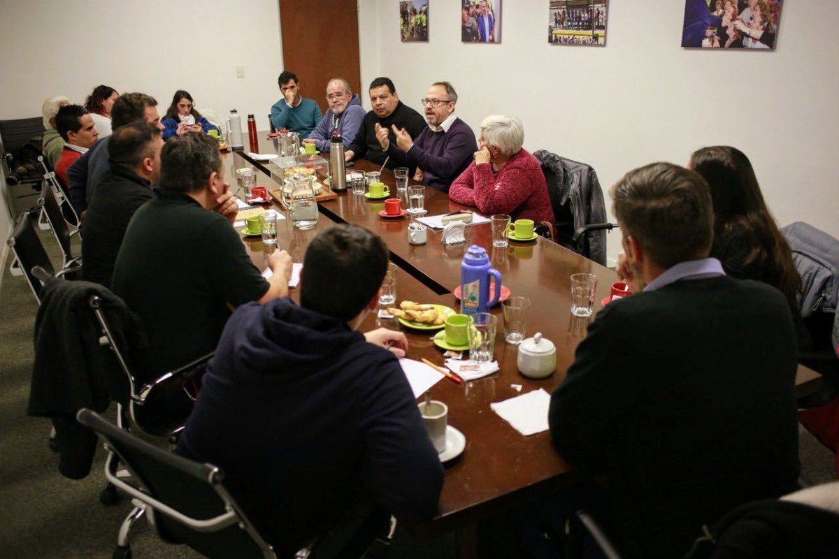 Avanza3F's tweet photo. El intendente @dievalen tuvo una nueva reunión con vecinos, en este caso de #PabloPodesta.
Repasó lo que hizo su gestión y charlaron sobre lo que falta.
Un intendente y un equipo siempre dispuestos a la escucha para mejorar!
#Podesta #3Favanza #TresDeFebrero https://t.co/HQKysc09Nn