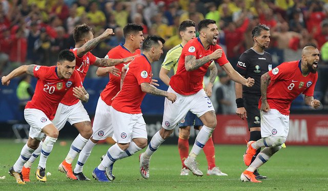 Los jugadores de Chile festejan el triunfo en la tanda de penaltis.