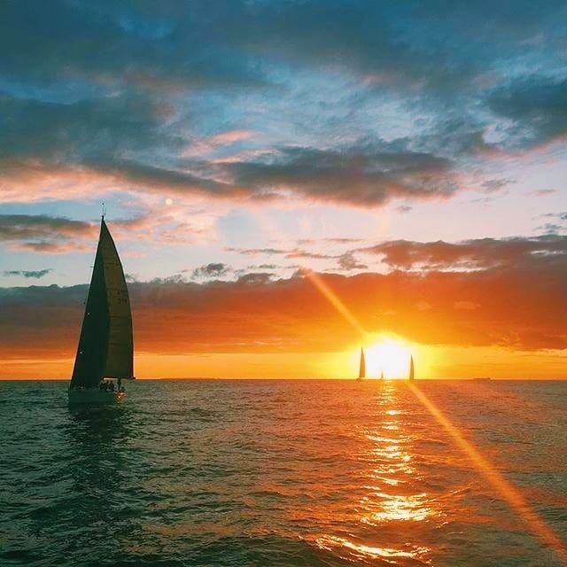 Sunset is just after 5 at the moment ❄🌅 Where else would you rather be? ⛵🍴
.
.
.
Captured by: maloneyz #SandringhamYachtClub #SYC #yachting #AustralianSailing #racing #yachtracing @mbbrighton #MercedesBenzBrighton @austsail @discoversailaus #discoversailing #sport #teamsport