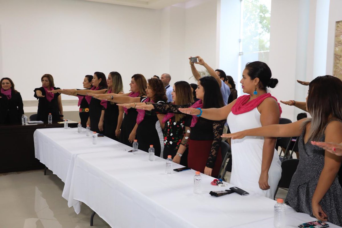 LauraBeristain's tweet photo. Esta tarde acudí junto a legisladores federales, estatales e importantes representantes de nuestra sociedad a la toma de protesta de la delegación #QuintanaRoo de la Asociación Civil de Mujeres de México y el Mundo. Órgano fundamental para el desarrollo integral de la mujer (1-2) https://t.co/vxVnld3BdR