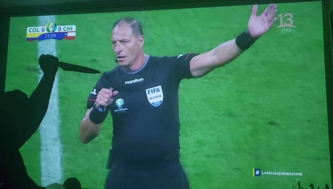 AQUÍ ESTÁ PITANA,
EL DISPLICENTE,
EL QUE NO TIENE HERRAMIENTAS NI COMPETENCIAS,
EL VERGONZOSO PITANA,
AL QUE LE QUEDÓ GRANDE EL PONCHO, EL QUE LE HACE LA PEGA EL VAR 
EL QUE NO SABE ARBITRAR, RENUNCIA PITANA RENUNCIA. 
 #chilevscolombia de pasadita #FuerzaProfes! #VivaChile 🇨🇱