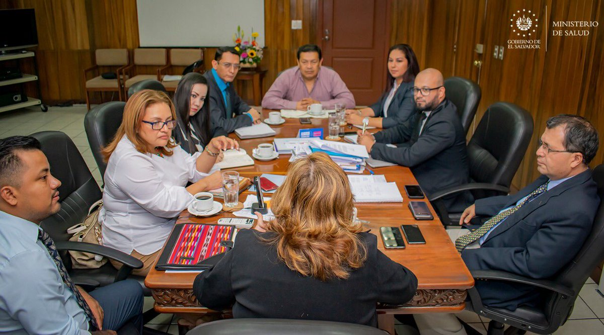 SaludSV's tweet photo. Continúan los buenos cambios en la cartera de salud. Este día la Dra. @AnaOrellanaB , nombró a los nuevos directores regionales. https://t.co/OUmj3k1EYZ