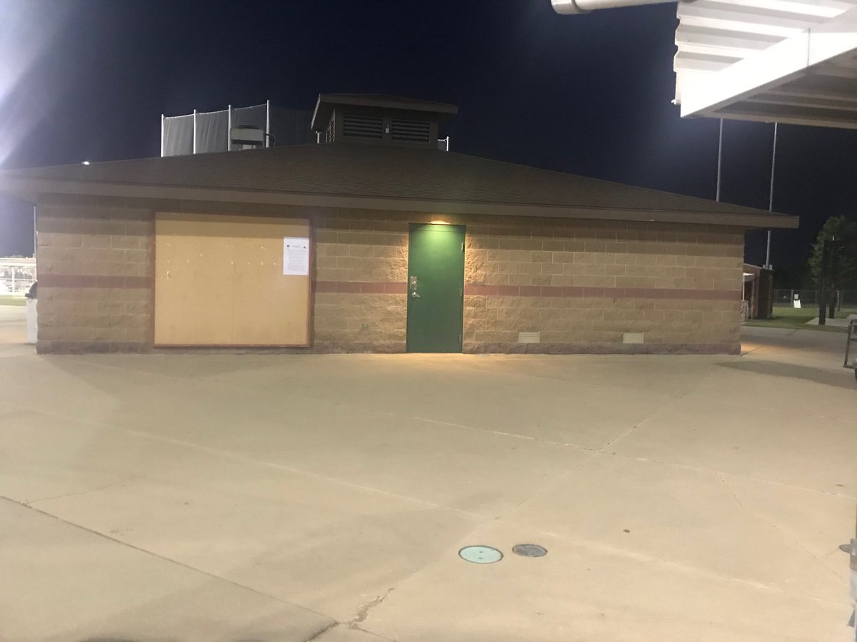 BPtheBrave's tweet image. Is there really anything worse than facing the decision of which way to go for the restroom? I guessed poorly. #SoftballDadProblems