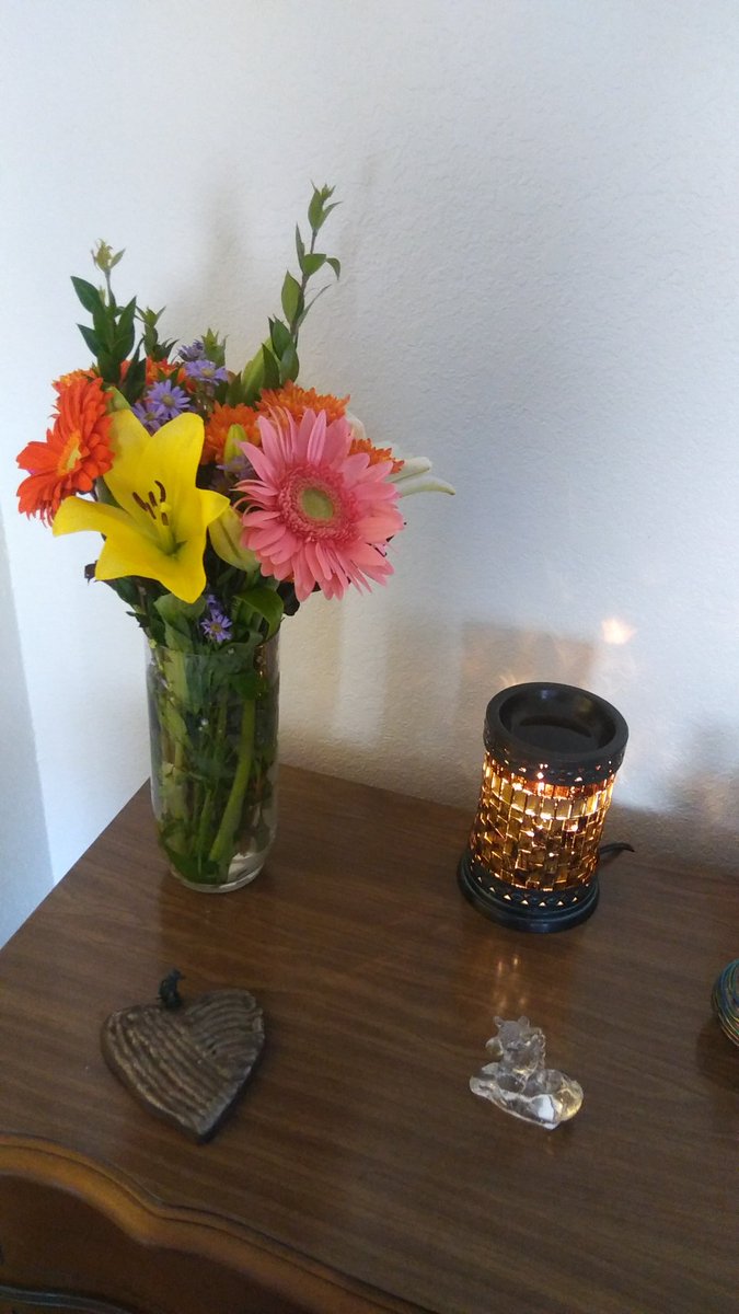 ryrysavino's tweet photo. These plus some pizza and rum has managed to save my nonsense of a day. I absolutely love having fresh flowers in my room every day 💞😊
#PreciousFewThings #FreshFlowers #HappyHeart #LaMesaFarmersMarket https://t.co/XGyAANNa14