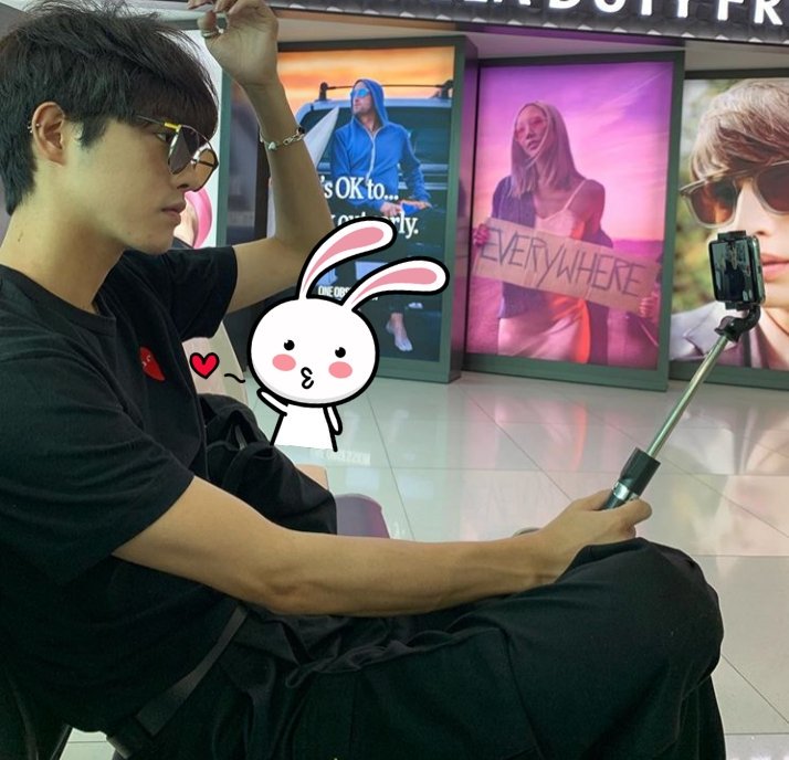 Cg_CandyBr's tweet photo. Olá CandY's!💕
No dia 27/06 no Instagram de (different_jun), add. uma foto do Takuya e olhem para o pequeno detalhe em vermelho! 
Esta é a camiseta do X Heart/Cross Heart! Estaria ele apoiando aos amigos!? Eu acho que sim! Sangmin também apareceu em um video usando ela.

Ne-chan https://t.co/ffqfGVswnA