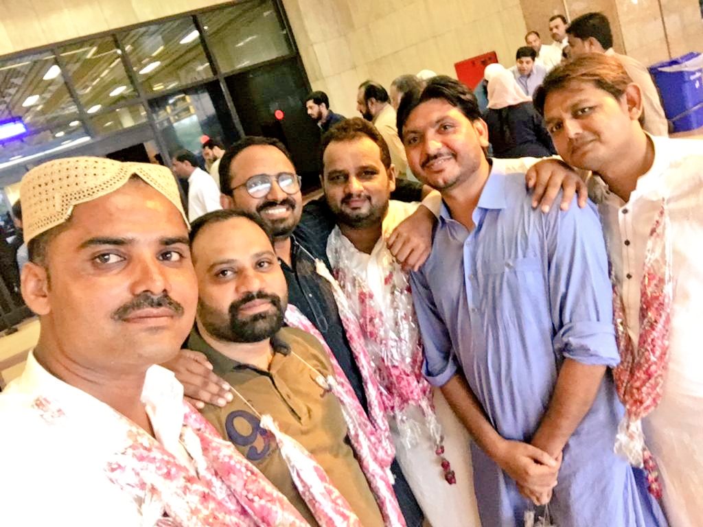 miankhuramwatto's tweet photo. ڈاکٹر راو انتظار کی عمرہ ادائیگی سے واپسی پر کراچی ائیرپورٹ پر لی تصاویر ۔۔۔🤳
#mksw_official #MKSW85 https://t.co/TNENp9zhJ6