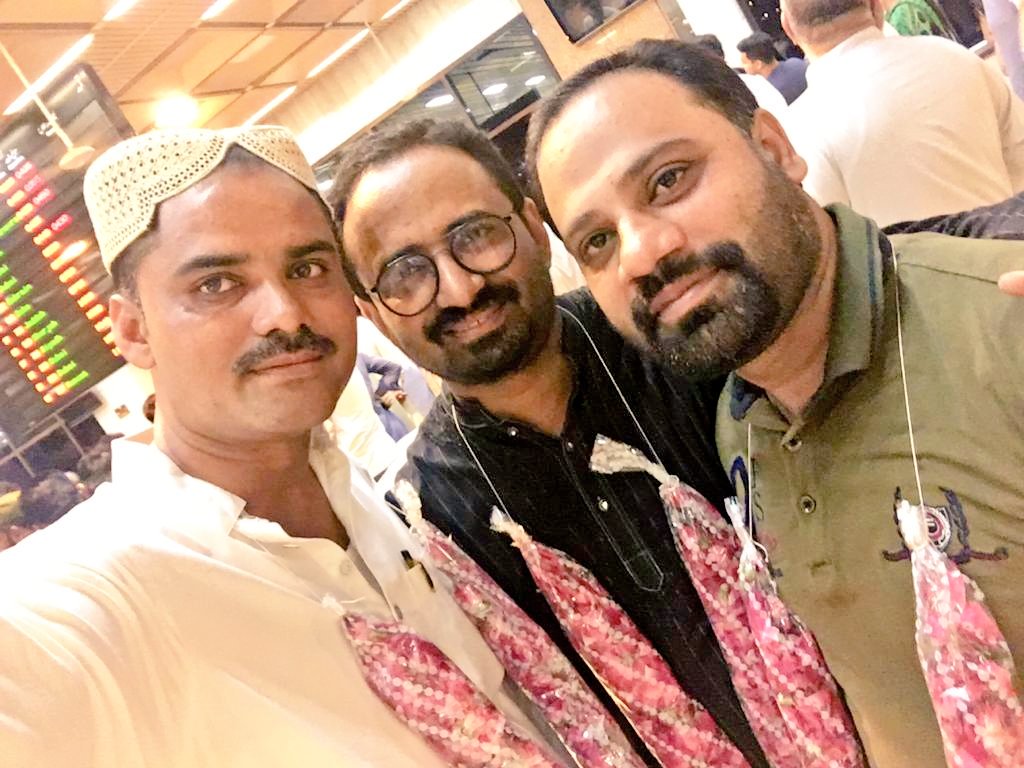 miankhuramwatto's tweet photo. ڈاکٹر راو انتظار کی عمرہ ادائیگی سے واپسی پر کراچی ائیرپورٹ پر لی تصاویر ۔۔۔🤳
#mksw_official #MKSW85 https://t.co/TNENp9zhJ6