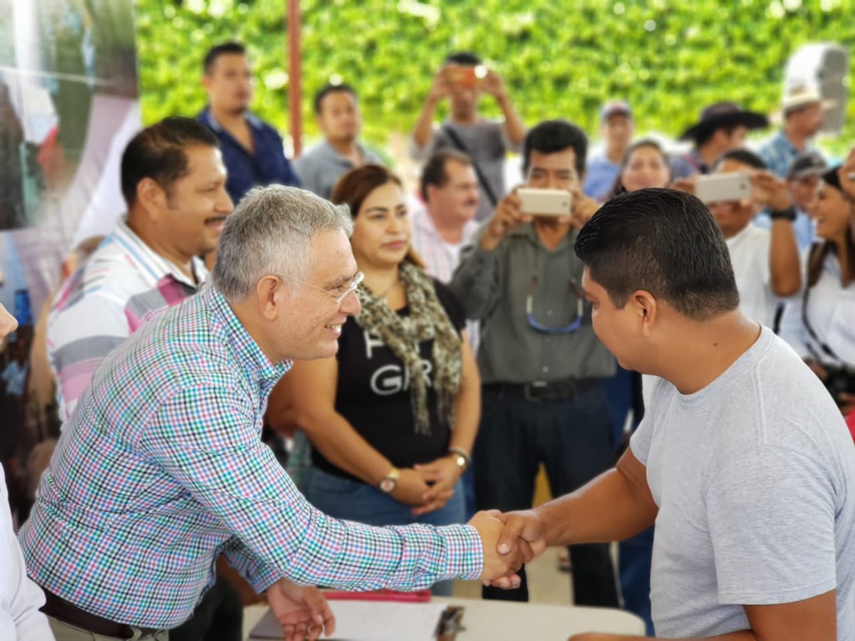 AMacuspana's tweet photo. El alcalde @Roberto_Villalp estuvo en la localidad de los Santuarios con el programa #MacuspanaCercaDeTi dónde se llevaron acabo bodas comunitarias además de la inauguración de la construcción de cuartos dormitorios con una inversión de más de 2 millones 700 mil pesos. https://t.co/2ztZDsSUjM