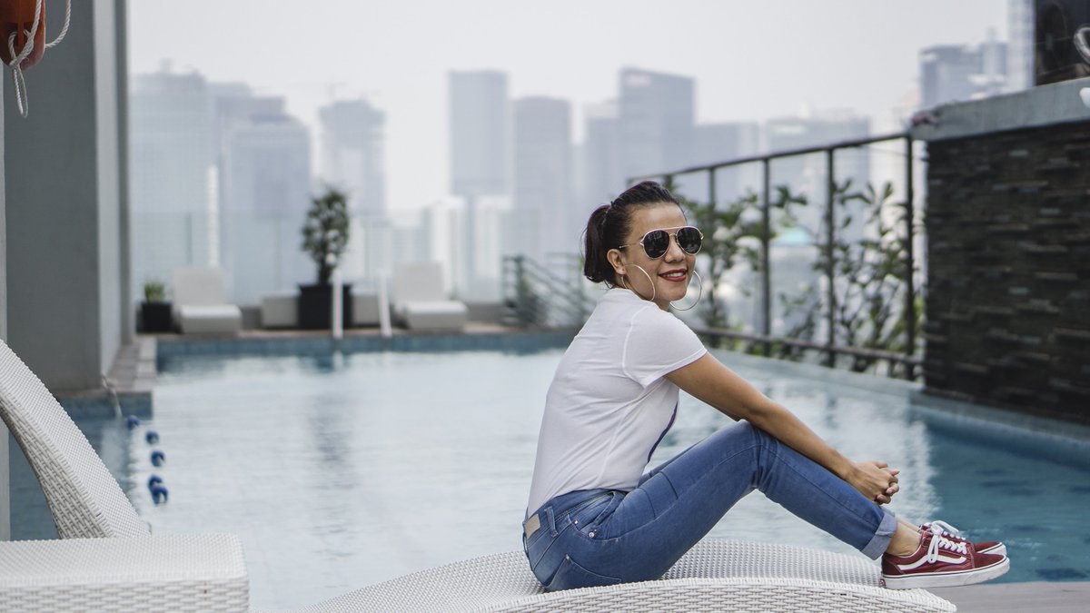 Chilling by the pool is a suitable place for leisure travellers with the exquisite cityscape of Sudirman
.
Photo taken by <a href="/mikhelia/">Nowela Mikhelia</a>
.
.
#jakarta #sudirman #HARRIShotel #swimmingpool #HARRISfX