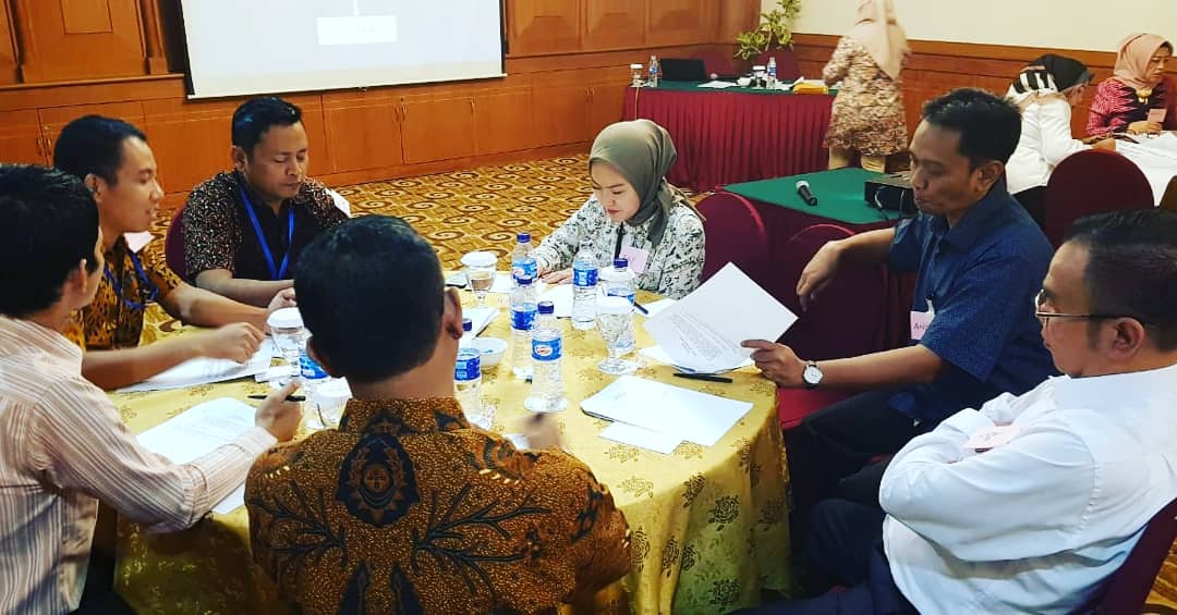 STOP_TPPO's tweet photo. -Lanjutan rangkaian Pelatihan TPPO bagi APH. Aktivitas dari kelompok di kelas 1. Diawali dengan diskusi bersama fasilitator yaitu Triantono (Dosen Universitas Negeri Tidar Magelang) dan Arif Sapto Nugroho (Mahkamah Agung) untuk membahas kasus terkait Seks dan Gender dan TPPO. https://t.co/juDxdF6tHn