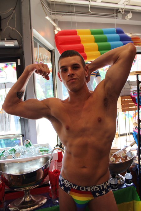 Just flexing my way threw the Beautiful day! Happy pride everyone https://t.co/holG9S75Fu<a href="/tag/nofilterever"class="tags"><span>#nofilterever</span></a>