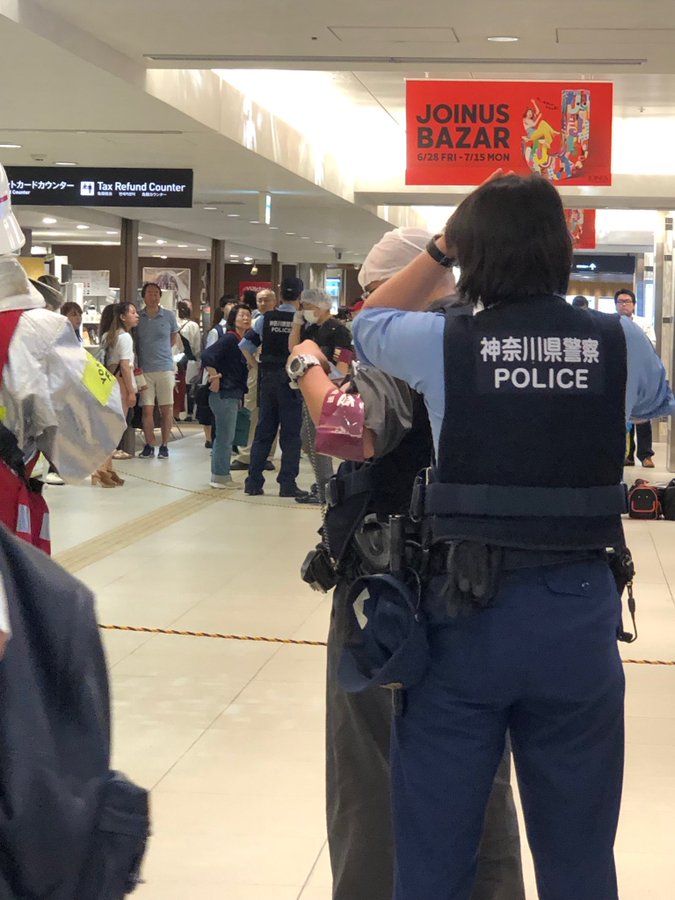 横浜駅の相鉄ジョイナス地下街の異臭騒ぎで安全確認を行っている画像