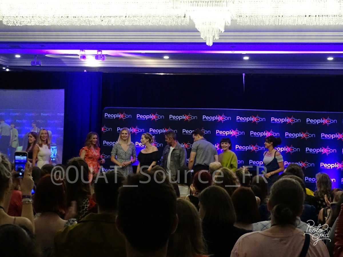 OUAT_Source_FR's tweet photo. #OpeningCeremony #THEC3
🇬🇧 All the Guests came to day hi !
🇫🇷 Tous les Guests sont montés sur scène pour dire bonjour ! https://t.co/8191WXYWMa