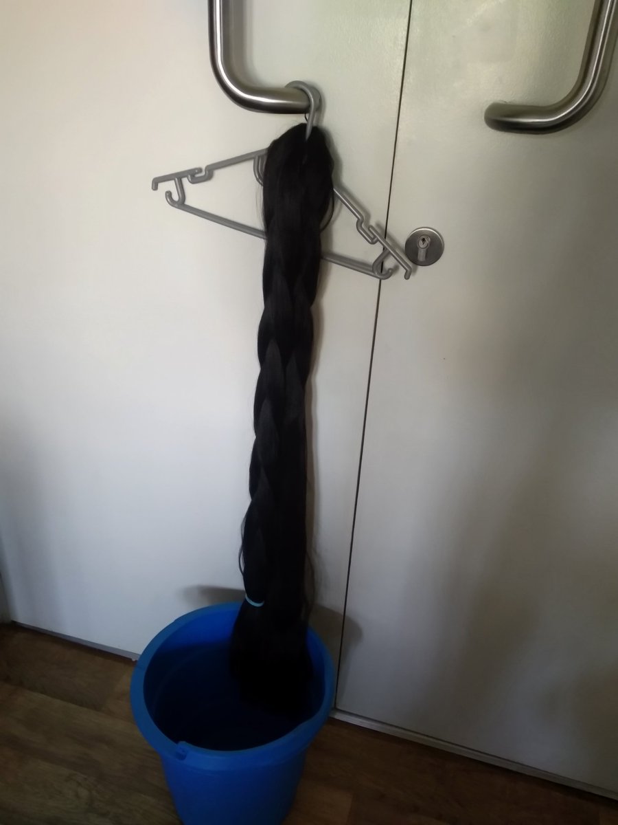Q1:On a hanger. You can hang it outside but I have construction happening right where I live + there dust and debris everywhere so I hung it on a door-knob with a bucket underneath (had 3 hangers) https://twitter.com/angiengugi/status/1144855582719053825?s=19