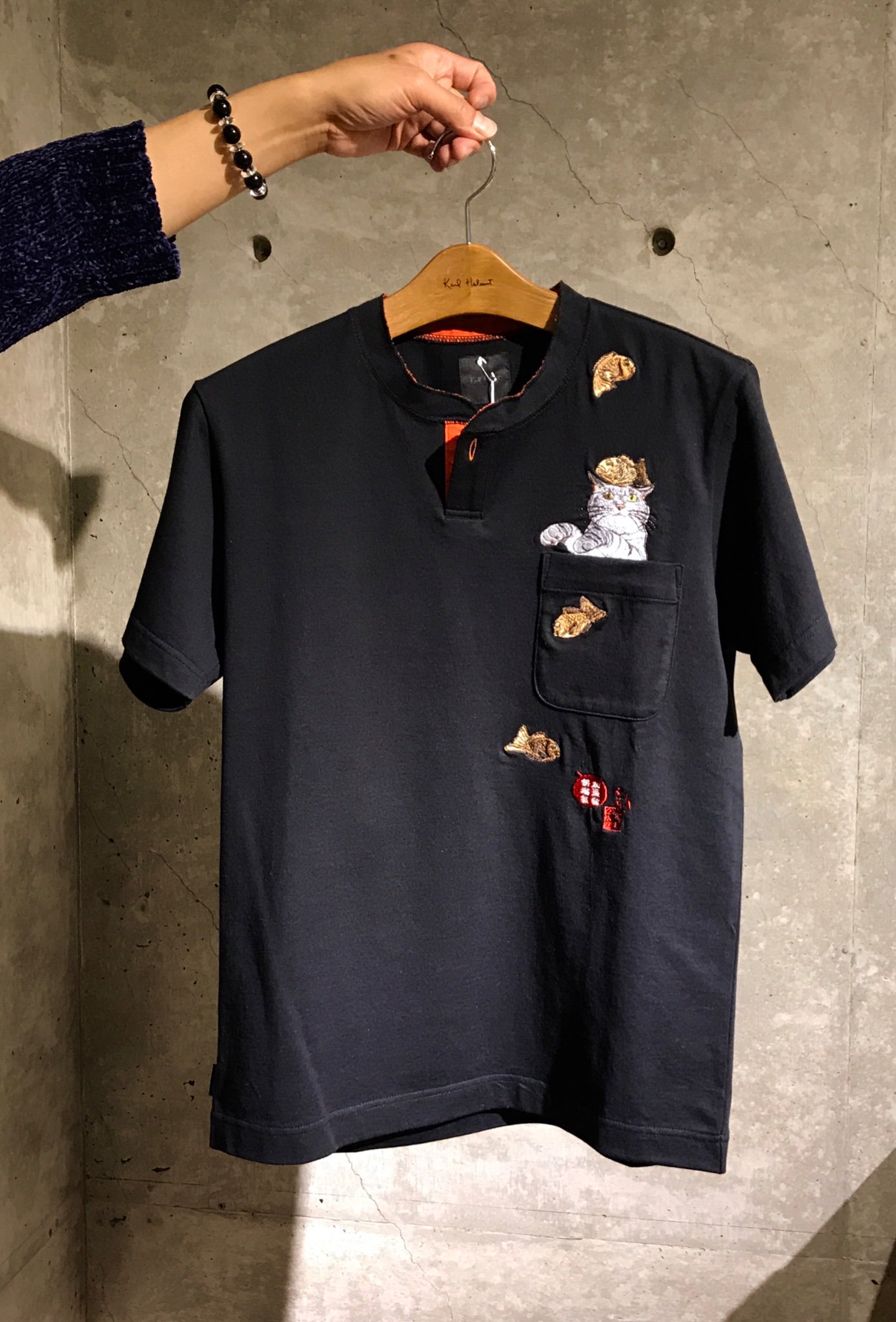 元祖ふとねこ堂 カールヘルムのコラボ服はメンズですが 豆大福と鯛焼きtシャツ のみsサイズも出ます Sサイズは新宿京王百貨店ピンクハウス内のカールヘルムにのみ入荷してるそうです 小さめサイズをご希望の方 ぜひこちらへ Pink House 新宿