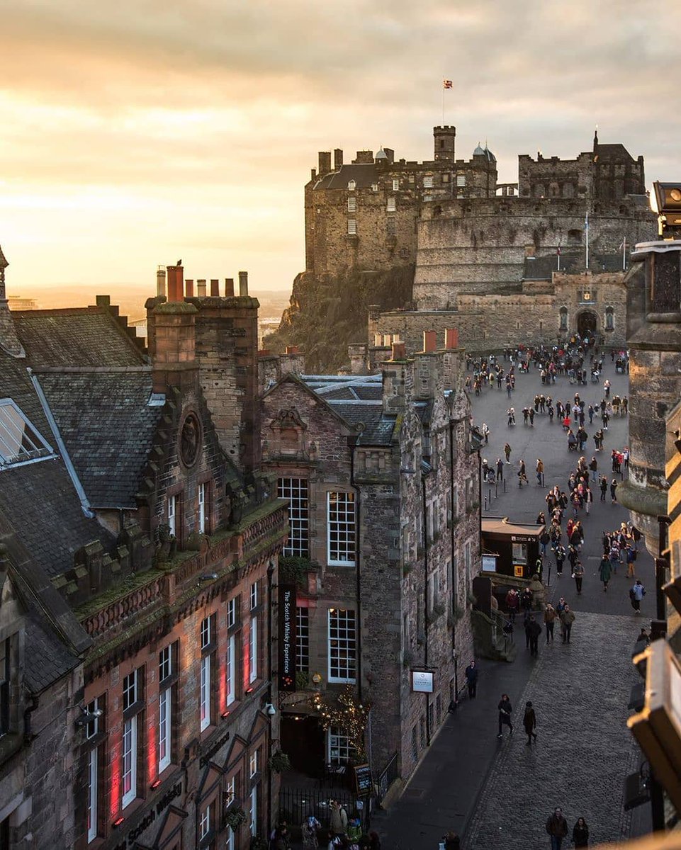 VisitScotland's tweet photo. Ye just cannae beat a #castle &amp; a #sunset! 😍 📍 Edinburgh Castle, @edinburgh 📷 IG/viewofedinburgh https://t.co/5tGO9KYxat